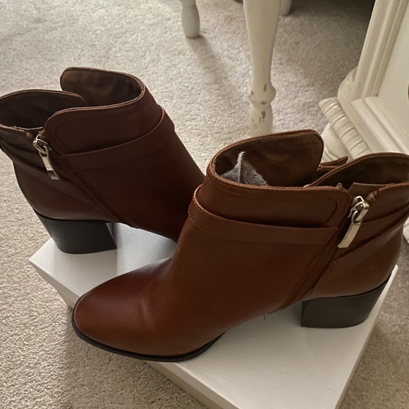 Like new - leather bootie. Color: Ginger very comfortable. Heel: 2 in. - Picture 3 of 4